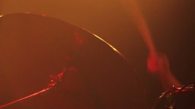 bir konser oynamaya davulcu: sahne, drumm, rock müzik