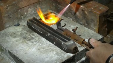 Gümüş bir parça erime goldsmith