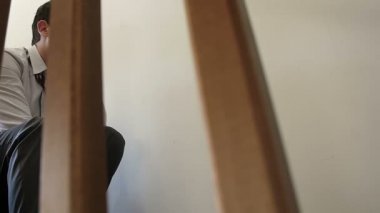 üzgün ve dalgın işadamı merdivenlerde