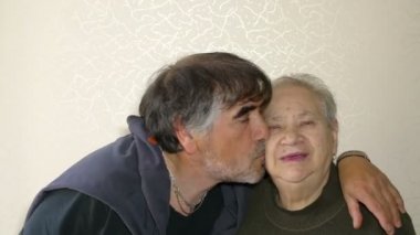 Olgun oğlu annesini öper