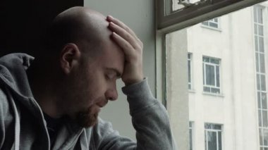 pencereden görünen adam