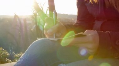 kadın onun günlüğü üzerinde yazma