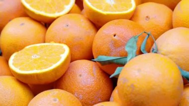 Markette taze portakallar