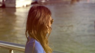 üzgün kadın nehirde seyir