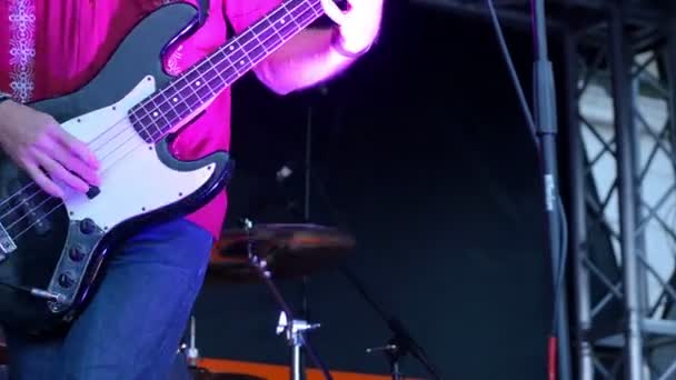 Guitare basse en action lors d'un concert — Video