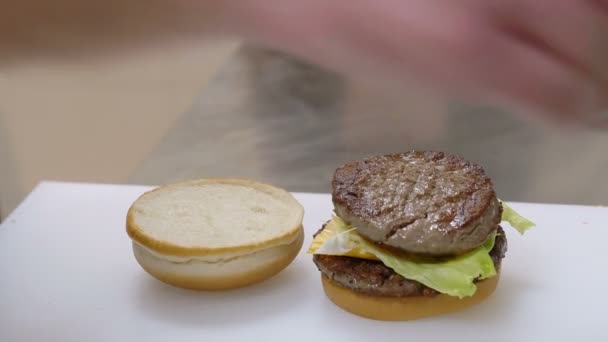 Voorbereiding van een broodje Hamburger — Stockvideo