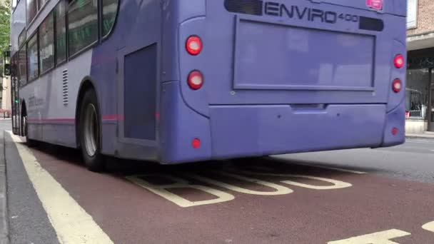 A parada de ônibus: Bristol linhas de ônibus da cidade, transporte público, passageiros, pessoas — Vídeo de Stock