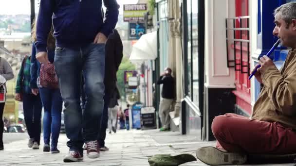 慈善的人给硬币在街上无家可归 — 图库视频影像