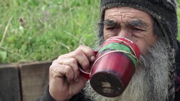 Echte Obdachlose trinken heißen Tee — Stockvideo