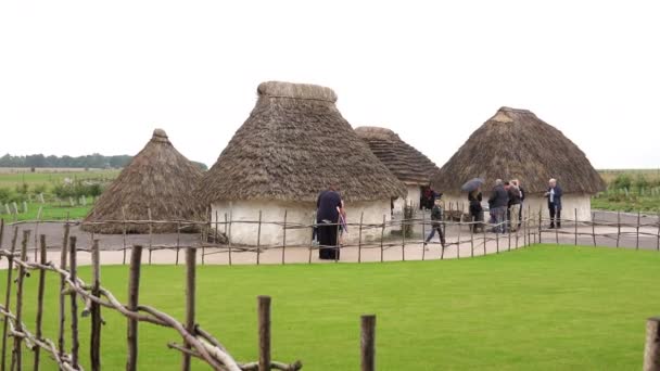 Stonehenge neolithische woningen in de archeologische site — Stockvideo