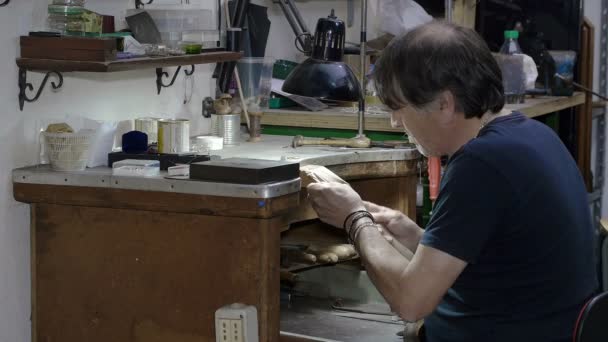 Goldsmith working at his wooden bench — Stock Video