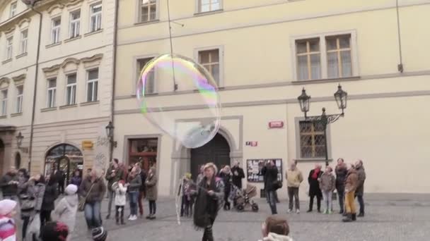 I bambini giocano con le bolle di sapone giganti — Video Stock