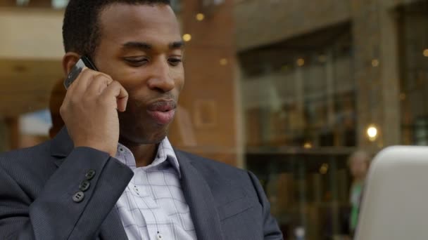 Black young businessman using smartphone — Stock Video