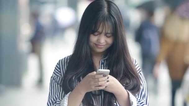 Mujer joven china enviando un mensaje de texto — Vídeos de Stock