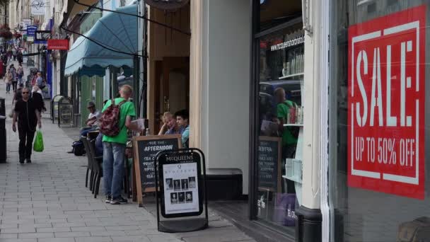 Publicité de vente sur la fenêtre d'un magasin sur le trottoir de la ville : temps de vente — Video