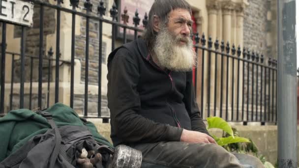 Homme dans la rue attendant la charité — Video