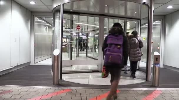Puerta giratoria de un hotel: personas, turistas vienen al hotel — Vídeo de stock