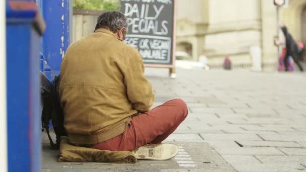 Homeless arguing at the phone in the street — Stockvideo