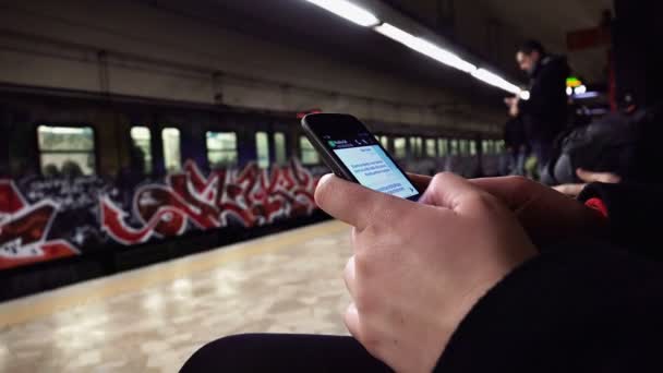 Frau benutzt Handy und chattet im U-Bahnhof — Stockvideo