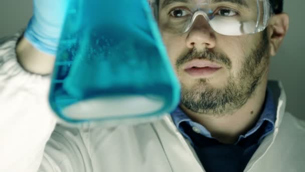 Scientifique travaillant dans un laboratoire de recherche — Video