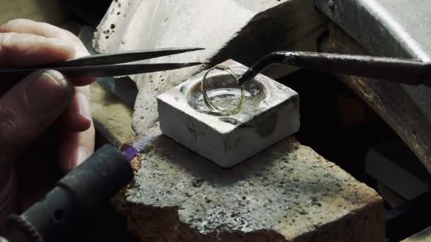 Goldsmith crée une bague — Video