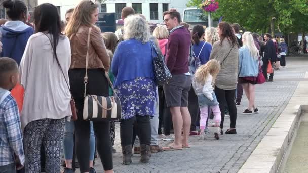 Groep mensen wachten in lijn — Stockvideo