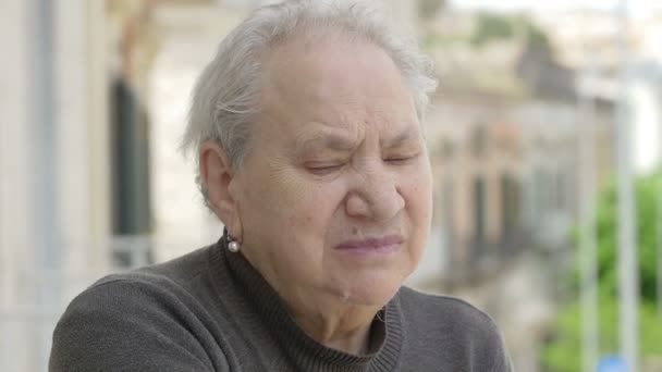 Застенчивая старушка на балконе — стоковое видео