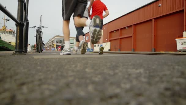 Спортивні народ, працює на вулиці: фітнес, біг підтюпцем, — стокове відео