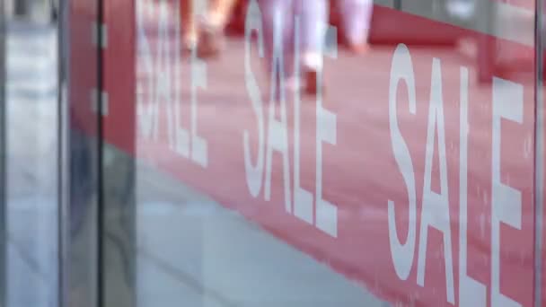 Red Sale Sign in Centro Comercial lleno de gente - timelapse — Vídeos de Stock