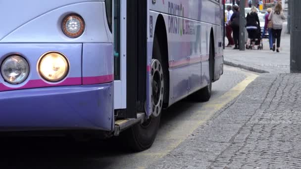 Busshållplats i Bristol Storbritannien — Stockvideo