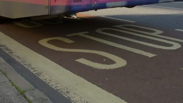 Bushaltestelle Bristol: Bus kommt an Haltestelle an — Stockvideo