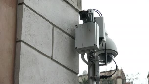 Cámaras de seguridad; cámaras de circuito cerrado de televisión, aparatos de seguridad; videovigilancia ; — Vídeos de Stock