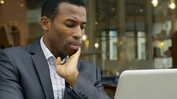 Empresário trabalhando com um laptop — Vídeo de Stock