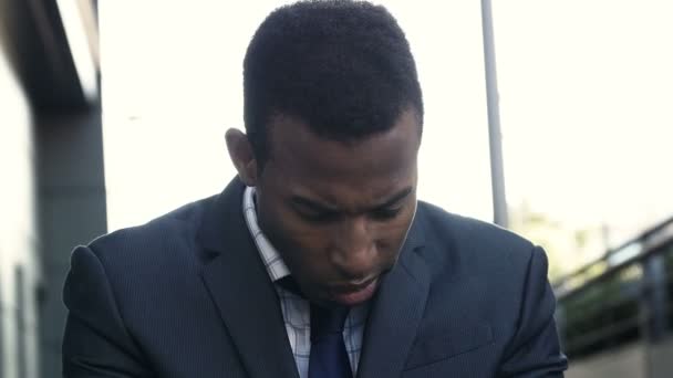 Triste joven hombre de negocios negro — Vídeo de stock