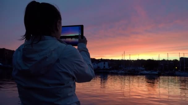 Scattare foto al tramonto con un tablet, iPad — Video Stock