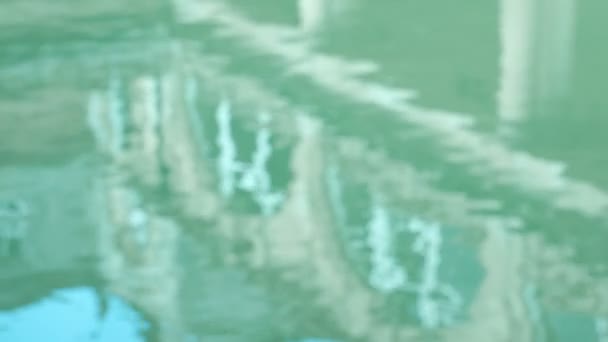 Reflections on the water of the Roman Baths complex in somerset city of Bath — Stock video