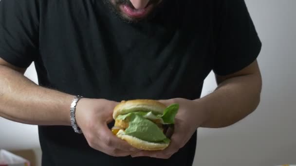 Hombre comiendo hamburguesa grande — Vídeos de Stock