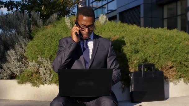 Hombre de negocios guapo trabajando en una computadora portátil — Vídeo de stock