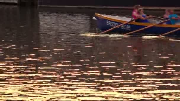 Barco a remo ao pôr do sol com pessoas em treinamento atlético — Vídeo de Stock