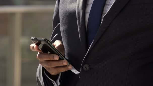 Элегантный бизнесмен с помощью смартфона — стоковое видео