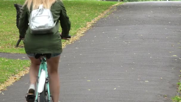 Een vrouw met een fiets in stadspark — Stockvideo