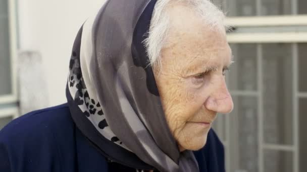 Mujer muy anciana con una bufanda en la cabeza: anciana italiana — Vídeos de Stock