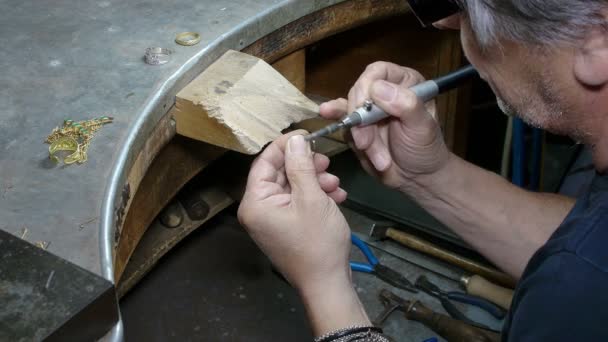 orfèvre traitant des objets dorés et argentés 