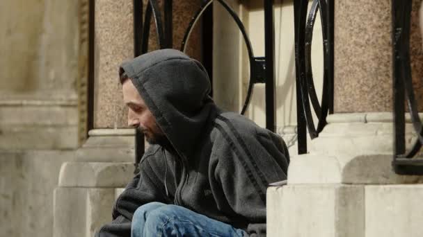 Förlorade jobbet. Arbetslösa tiggarna bor på gatan. — Stockvideo