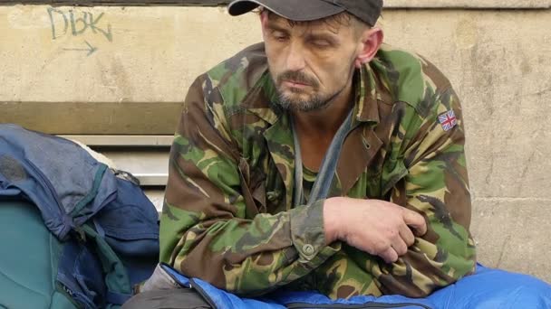 Drug addicted young man asking charity in the street: begging man — Stockvideo