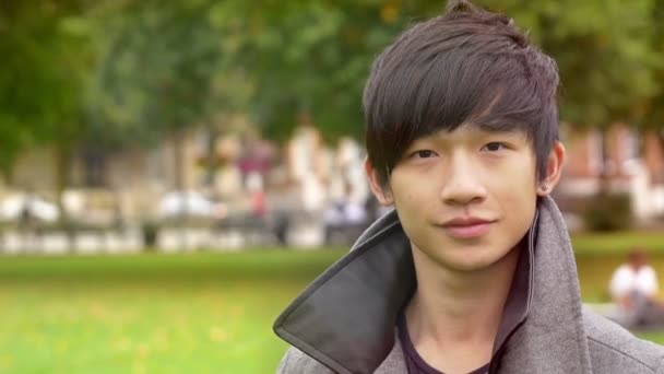 Asya adam parkta gülümseyen — Stok video