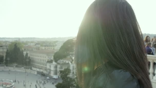 在罗马的年轻游客女人 — 图库视频影像