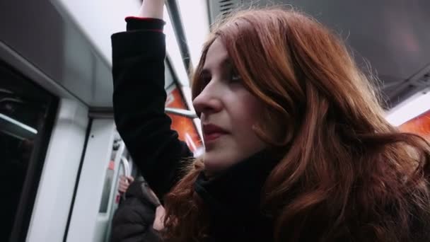 Kvinna som reser i en tunnelbanevagn — Stockvideo