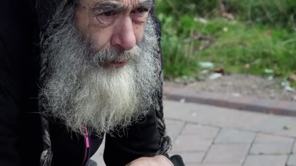 Muž na ulici čeká na charitu — Stock video