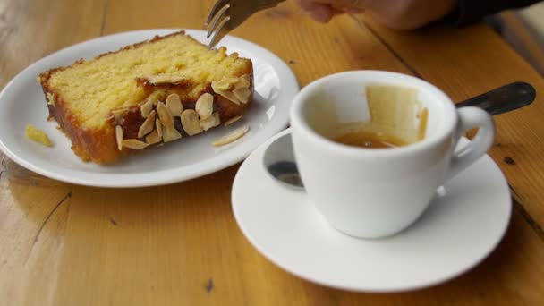 Cake and drinking espresso coffee — Stock Video